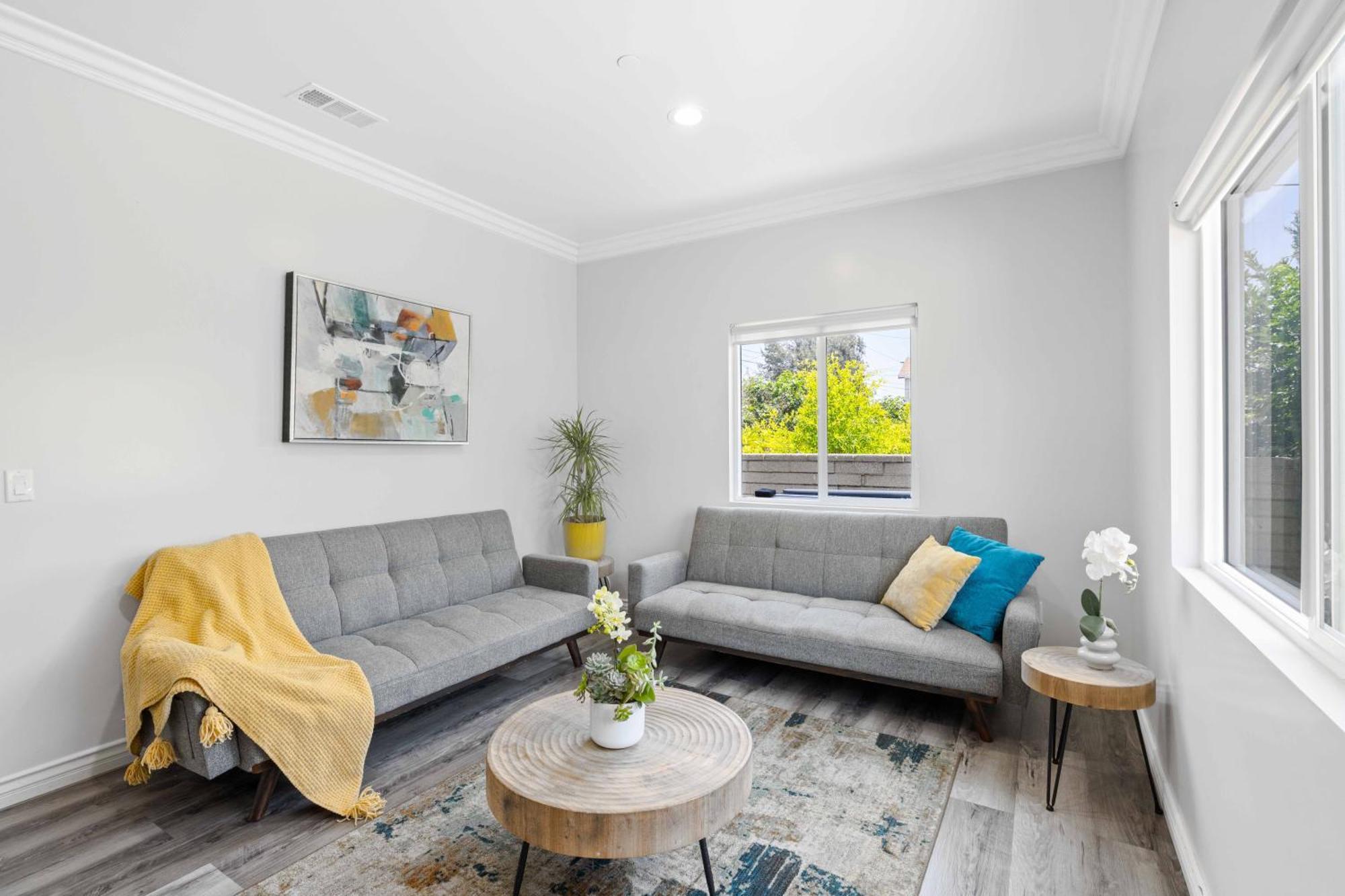 Stylist In Convenient Location! * Temple City